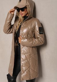Renee - Beżowa Pikowana Kurtka z Kapturem i Wiązanym Paskiem Beliola. Okazja: na co dzień. Typ kołnierza: kaptur. Kolor: beżowy. Materiał: jeans. Styl: casual, elegancki, wizytowy