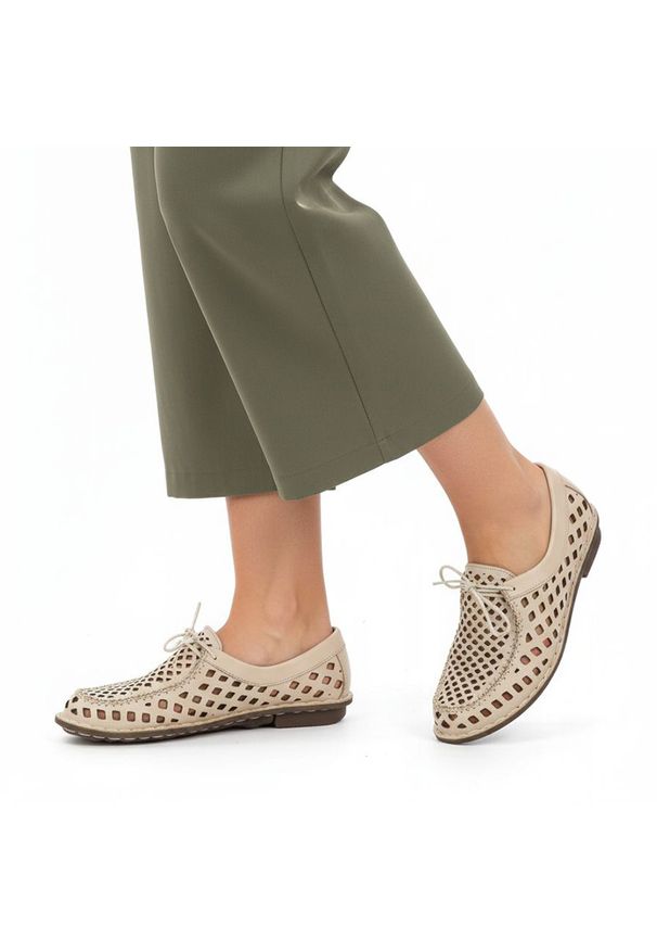 Półbuty damskie Artiker, cholewka skóra naturalna ażurowa perforacja sznurowanie z przodu miękka linia niski fason elastyczne wykończenie zaokrąglony. Okazja: na co dzień. Zapięcie: sznurówki. Kolor: beżowy. Materiał: skóra. Szerokość cholewki: normalna. Wzór: ażurowy. Sezon: lato. Styl: casual, elegancki, klasyczny