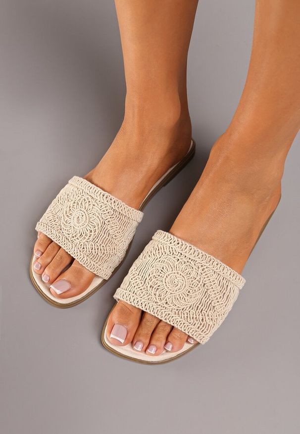 Born2be - Beżowe Płaskie Klapki z Plecioną Cholewką Evisha. Kolor: beżowy. Materiał: len. Wzór: aplikacja. Obcas: na płaskiej podeszwie. Styl: elegancki, boho, klasyczny
