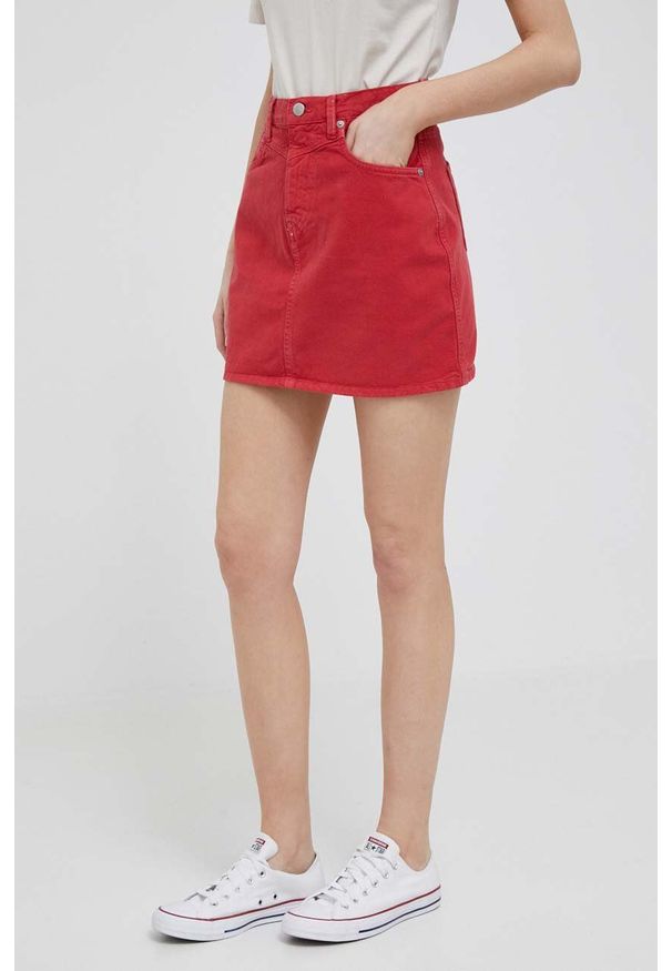 Pepe Jeans spódnica jeansowa kolor czerwony mini prosta. Okazja: na co dzień. Kolor: czerwony. Materiał: tkanina. Styl: casual