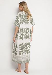 Born2be - Ciemnozielona Sukienka Pudełkowa z Wiskozy z Dekoltem w Serek w Etniczny Wzór Abrellis. Okazja: na co dzień, na spacer. Typ kołnierza: dekolt w serek. Kolor: zielony. Materiał: wiskoza. Długość rękawa: krótki rękaw. Styl: casual, elegancki #2