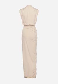 Born2be - Beżowa Sukienka Maxi Dopasowana z Poduszkami w Ramionach i Rozcięciem na Boku Ocrana. Okazja: na ślub cywilny, na imprezę, na wesele. Kolor: beżowy. Typ sukienki: dopasowane. Styl: klasyczny, elegancki. Długość: maxi #2