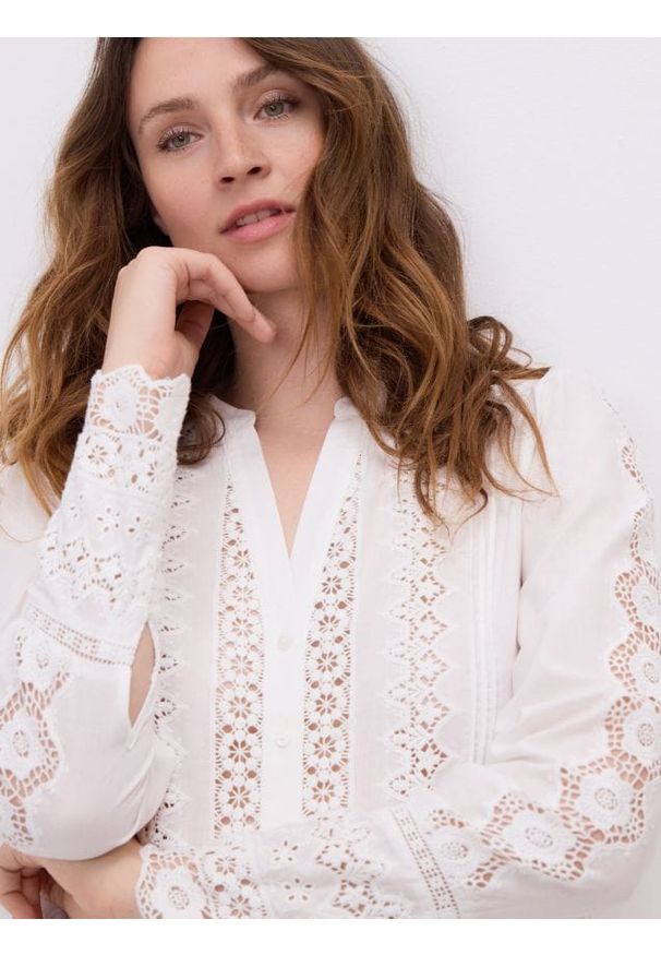 Reserved - Koszula z koronkowymi wstawkami - biały. Kolor: biały. Materiał: koronka. Styl: klasyczny