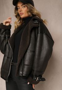 Renee - Czarna Kurtka Biker Barankowym Futerkiem Zdobiona Paskami ze Sprzączkami Nearella. Okazja: na co dzień. Kolor: czarny. Materiał: futro. Wzór: aplikacja. Styl: wizytowy, elegancki, casual #1