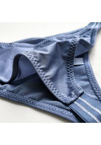 Intica - Stringi z elastycznymi paskami pod obcisłe ubrania Saburi. Kolor: niebieski. Materiał: materiał, skóra. Wzór: paski #6