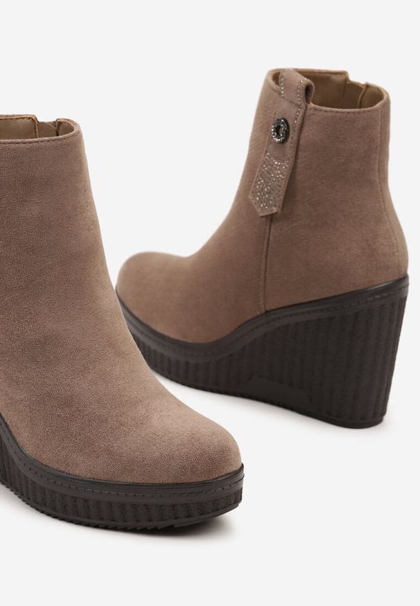 Born2be - Ciemnobeżowe Klasyczne Botki na Koturnie Ozdobione Brokatem Navilina. Okazja: na co dzień. Kolor: beżowy. Materiał: jeans. Wzór: aplikacja. Obcas: na koturnie. Styl: klasyczny