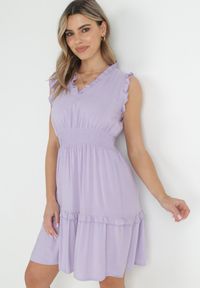 Born2be - Jasnofioletowa Sukienka z Falbankami i Marszczoną Gumką w Pasie z Wiskozy Falirina. Typ kołnierza: kołnierz z falbankami. Kolor: fioletowy. Materiał: wiskoza. Wzór: aplikacja #1