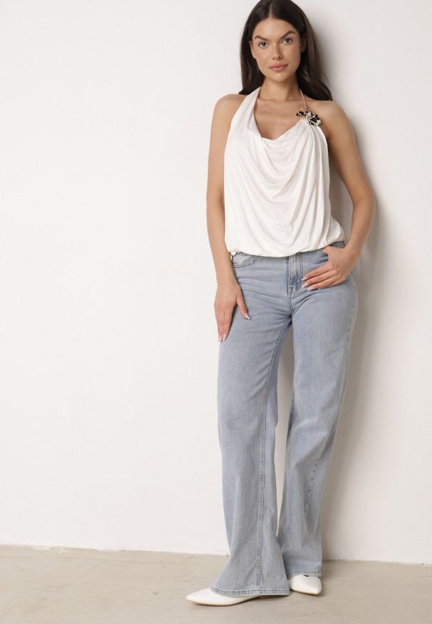 Born2be - Biały Elegancki Top Halter Ozdobiony Łańcuszkiem i Kwiatową Broszką Idisara. Okazja: na co dzień. Typ kołnierza: dekolt halter. Kolor: biały. Materiał: jeans. Wzór: aplikacja, kwiaty. Styl: elegancki