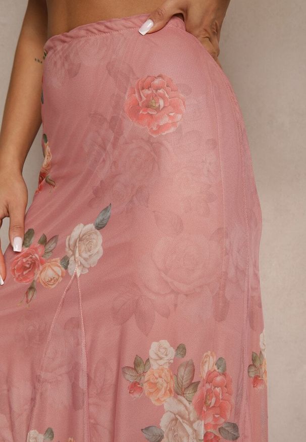 Renee - Różowa Spódnica w Kwiatowy Wzór o Rozkloszowanym Kroju Efrirene. Okazja: na co dzień. Kolor: różowy. Wzór: kwiaty. Styl: elegancki, casual