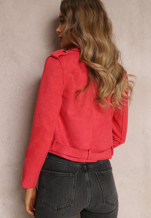 Renee - Czerwona Ramoneska Charlee. Kolor: czerwony. Materiał: zamsz, jeans. Długość rękawa: długi rękaw. Długość: długie. Wzór: aplikacja. Styl: klasyczny, wizytowy