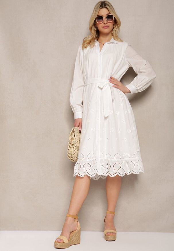 Renee - Biała Bawełniana Sukienka Koszulowa z Guzikami i Materiałowym Paskiem Wykończona Koronką Satala. Okazja: na co dzień. Typ kołnierza: dekolt w serek. Kolor: biały. Materiał: koronka, bawełna, materiał. Wzór: koronka. Typ sukienki: koszulowe. Styl: klasyczny, casual