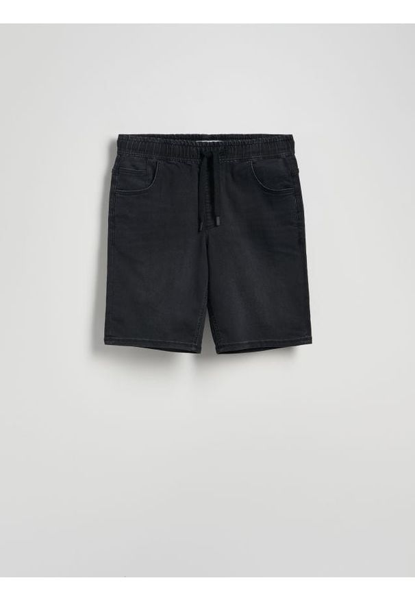 Reserved - Jeansowe szorty jogger - czarny. Kolor: czarny. Materiał: jeans