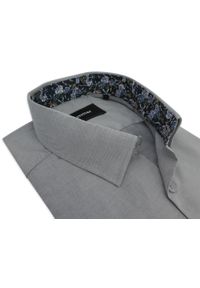 Mmer / Villaro - Koszule męskie - Szara koszula z długim rękawem F017. Typ kołnierza: kołnierzyk klasyczny. Kolor: szary. Materiał: bawełna, poliester, tkanina. Długość rękawa: długi rękaw. Długość: długie. Styl: klasyczny #1