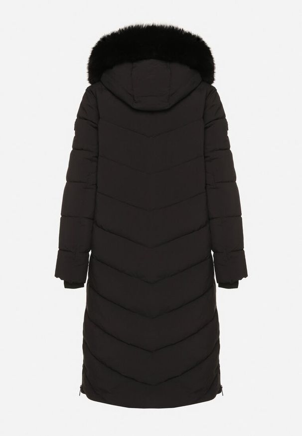 Born2be - Czarna Długa Kurtka z Pikowanymi Przeszyciami i Kapturem z Futerkiem Galella. Okazja: na co dzień. Kolor: czarny. Materiał: futro. Długość: długie. Styl: klasyczny, casual, elegancki