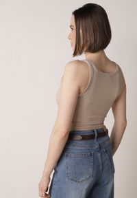 Born2be - Beżowy Top z Prążkowanego Materiału Zitessa. Okazja: na co dzień. Kolor: beżowy. Materiał: prążkowany, materiał. Długość rękawa: na ramiączkach. Styl: casual, elegancki, klasyczny #6