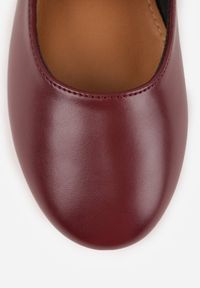 Renee - Bordowe Balerinki Vices w Rockowym Stylu z Paskami i Sprzączkami Kikirae. Okazja: na co dzień. Zapięcie: pasek. Kolor: czerwony. Materiał: skóra, jeans. Wzór: aplikacja. Styl: rockowy #9