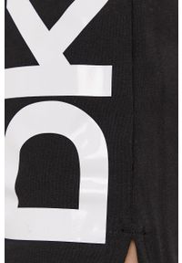 DKNY - Dkny Sukienka P0RD1B2J kolor czarny mini prosta. Okazja: na co dzień. Kolor: czarny. Wzór: nadruk. Typ sukienki: proste. Styl: casual. Długość: mini #5
