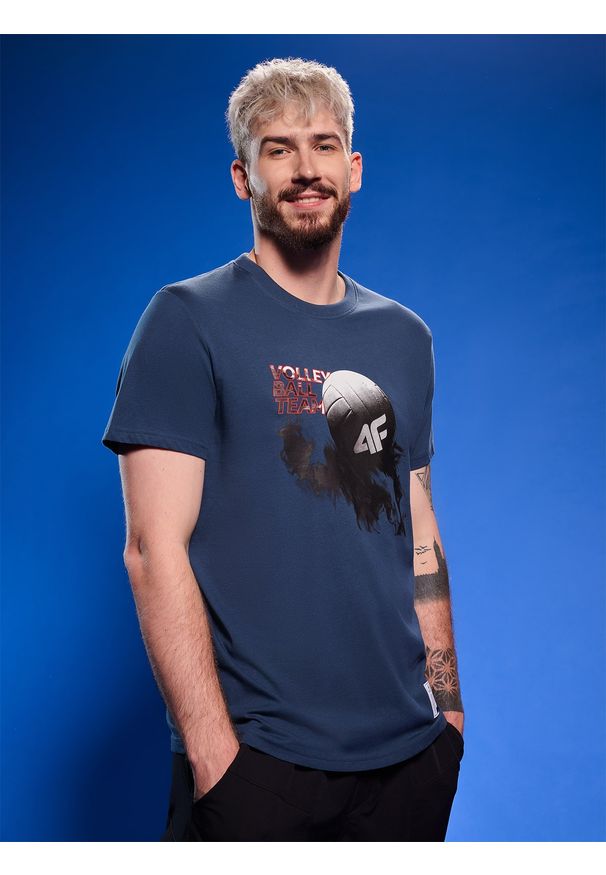 4f - 4F T-shirt regular z nadrukiem siatkarskim męski - granatowy S. Okazja: do domu, na co dzień. Kolor: niebieski. Materiał: jersey, materiał, bawełna. Wzór: nadruk. Styl: casual, sportowy, klasyczny