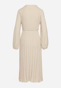 Born2be - Jasnobeżowa Sukienka Mesyre. Okazja: do pracy, na randkę. Typ kołnierza: dekolt w kształcie V. Kolor: beżowy. Materiał: materiał. Typ sukienki: plisowane, kopertowe. Długość: midi #2