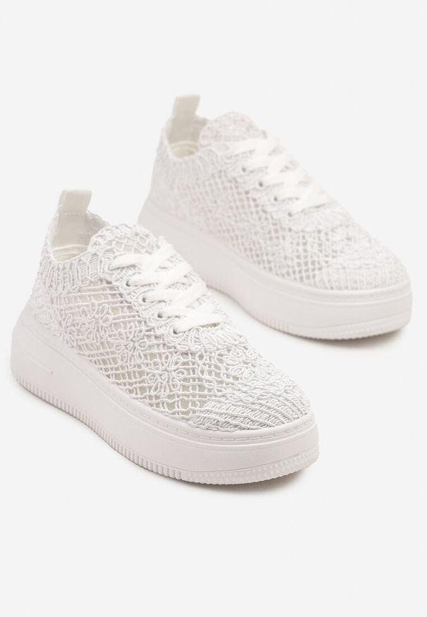 Renee - Białe Sneakersy na Platformie z Ażurowym Wykończeniem Isdisane. Okazja: na co dzień. Zapięcie: sznurówki. Kolor: biały. Materiał: jeans. Wzór: ażurowy. Obcas: na platformie