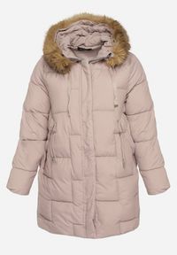 Born2be - Ciemnobeżowa Pikowana Kurtka z Kapturem z Futerkiem Ruvite. Typ kołnierza: kaptur. Kolekcja: plus size. Kolor: beżowy. Materiał: futro