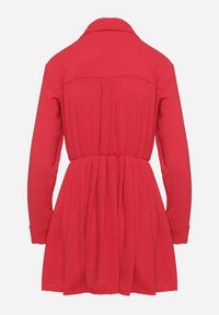 Born2be - Czerwona Asymetryczna Sukienka o Koszulowym Kroju z Gumką w Talii Elodina. Kolor: czerwony. Długość rękawa: długi rękaw. Typ sukienki: koszulowe, asymetryczne. Styl: elegancki, sportowy #3