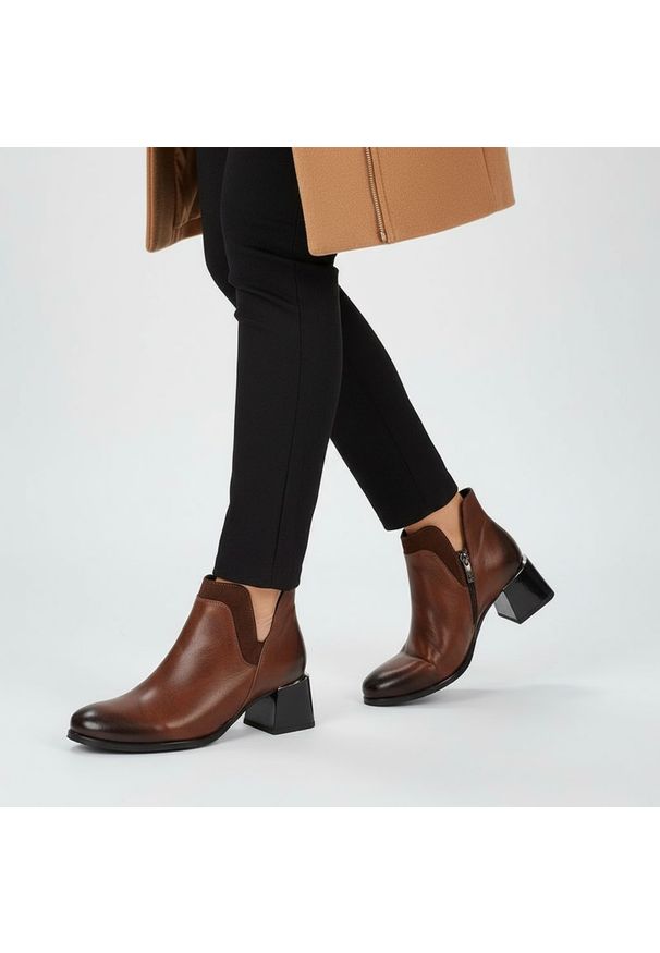 Brązowe Botki Armodo Modne Obuwie Damskie. Okazja: na co dzień. Kolor: brązowy. Materiał: skóra, materiał, jeans, lakier. Obcas: na obcasie. Styl: elegancki, casual. Wysokość obcasa: średni