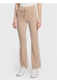 Gina Tricot Spodnie dresowe Melinda 18218 Beżowy Regular Fit. Kolor: beżowy. Materiał: dresówka, syntetyk