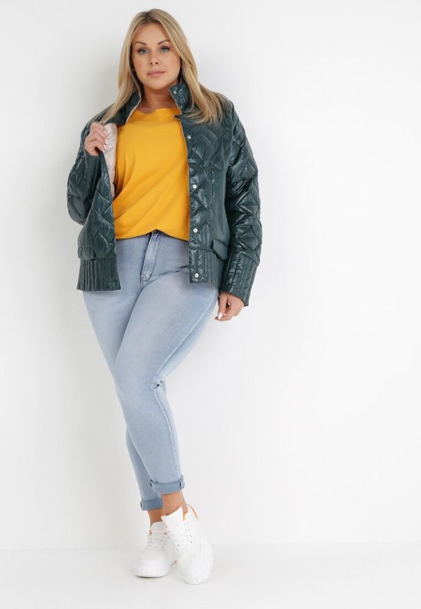 Born2be - Ciemnozielona Kurtka Dwustronna Hypsora. Typ kołnierza: kołnierzyk stójkowy. Kolekcja: plus size. Kolor: zielony. Materiał: tkanina. Długość rękawa: długi rękaw. Długość: długie. Wzór: aplikacja, geometria, jednolity