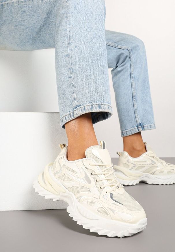 Born2be - Beżowe Sneakersy na Grubej Tłoczonej Podeszwie z Geometrycznym Wzorem Deoliriel. Okazja: na co dzień. Zapięcie: sznurówki. Kolor: beżowy. Materiał: jeans. Wzór: geometria