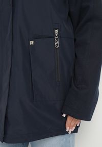 Born2be - Granatowa Kurtka Wiatrówka z Odpinanym Kapturem i Ściągaczami Arseli. Okazja: na spacer, na co dzień. Kolekcja: plus size. Kolor: niebieski. Materiał: jeans, poliester. Długość rękawa: długi rękaw. Długość: długie. Styl: casual, elegancki #4