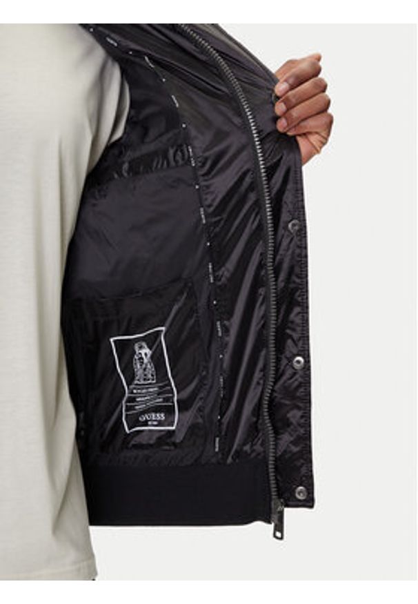 Guess Kurtka zimowa M5BL2L WGZF2 Czarny Regular Fit. Kolor: czarny. Materiał: syntetyk. Sezon: zima