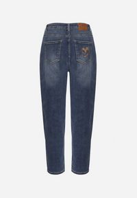 Born2be - Niebieskie Jeansy o Kroju Mom Fit z Wysokim Stanem i Serduszkiem z Tyłu Nalunna. Okazja: na co dzień. Stan: podwyższony. Kolor: niebieski. Styl: klasyczny, casual, elegancki