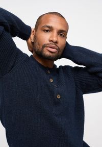 Męski Sweter Mustang Style Emil C Henley Total Eclipse 1014118 5226. Typ kołnierza: typu henley #6