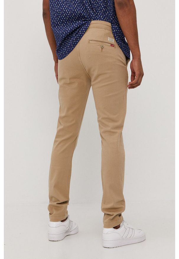 Levi's® - Levi's - Spodnie. Okazja: na spotkanie biznesowe. Kolor: beżowy. Materiał: tkanina, bawełna. Wzór: gładki. Styl: biznesowy