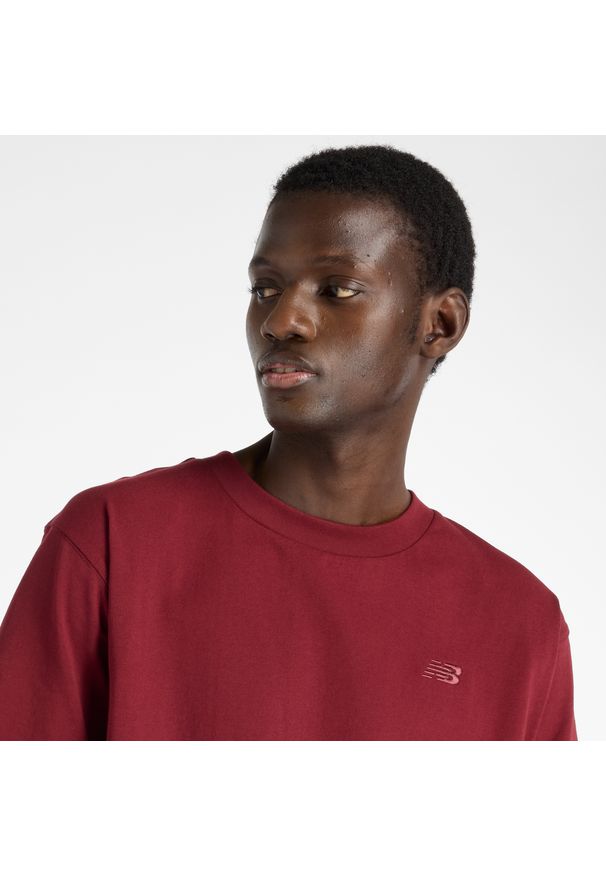 Koszulka męska New Balance MT41533MHB – bordowa. Kolor: czerwony. Materiał: dresówka, bawełna. Długość rękawa: krótki rękaw. Długość: krótkie