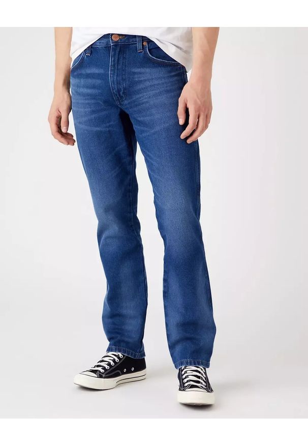 Wrangler - WRANGLER GREENSBORO MĘSKIE SPODNIE JEANSOWE BRUSHED MID BLUE W15QAL15O