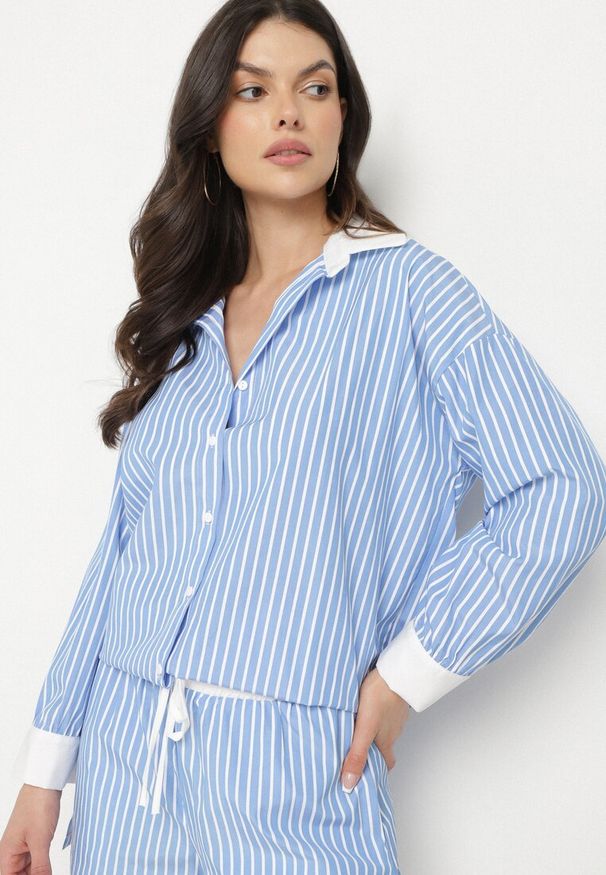 Born2be - Niebieska Koszula w Paski o Kroju Oversize z Kontrastującymi Wstawkami Menestra. Okazja: na co dzień. Typ kołnierza: kołnierzyk klasyczny. Kolor: niebieski. Materiał: jeans. Długość rękawa: długi rękaw. Długość: długie. Wzór: paski. Styl: casual, klasyczny, elegancki