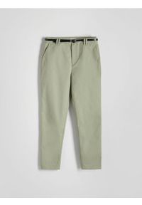 Reserved - Spodnie chino z paskiem - jasnozielony. Kolor: zielony. Materiał: włókno, bawełna