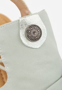 Born2be - Zielone Sandały na Koturnie z Marszczoną Cholewką i Metaliczną Aplikacją Teodlar. Zapięcie: bez zapięcia. Kolor: zielony. Materiał: jeans, len. Wzór: aplikacja. Sezon: lato. Obcas: na koturnie. Styl: boho. Wysokość obcasa: średni #8