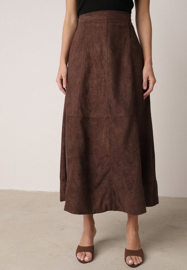 Born2be - Brązowa Rozkloszowana Spódnica z Imitacji Zamszu Basara. Okazja: do pracy, na co dzień, na spotkanie biznesowe. Kolor: brązowy. Materiał: zamsz. Styl: elegancki, biznesowy, klasyczny, casual