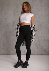 Renee - Czarne Klasyczne Legginsy High Waist z Zapiętkami Gavasa. Okazja: na co dzień. Stan: podwyższony. Kolor: czarny. Długość: krótkie. Styl: klasyczny #1