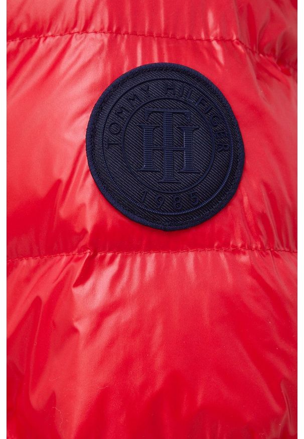 TOMMY HILFIGER - Tommy Hilfiger Kurtka puchowa damska kolor czerwony zimowa. Kolor: czerwony. Materiał: puch. Wzór: gładki. Sezon: zima