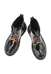 Czarne Trapery Artiker Modne Buty Damskie. Kolor: czarny. Materiał: skóra, jeans, lakier. Wzór: kolorowy. Sezon: zima, jesień. Obcas: na platformie #7