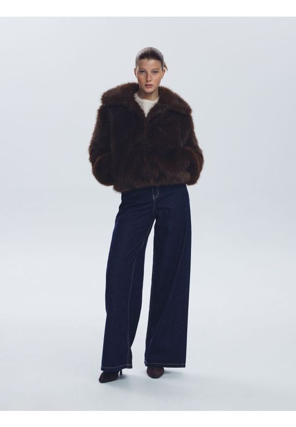 Reserved - Sztuczne futerko z kołnierzem - ciemnobrązowy. Kolor: brązowy. Materiał: futro