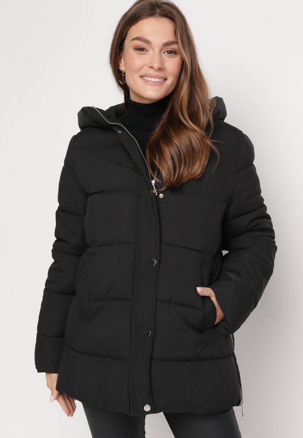 Born2be - Czarna Kurtka Pikowana z Nieodpinanym Kapturem i Suwakami na Dole Nornals. Kolor: czarny. Sezon: zima, jesień