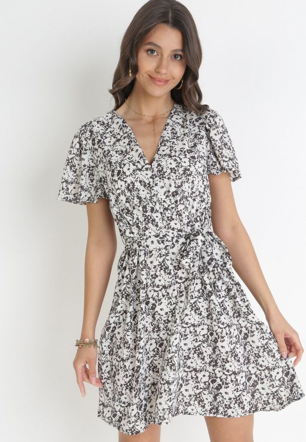 Born2be - Czarno-Biała Sukienka Mini z Kopertowym Dekoltem i Wiązanym Paskiem Airin. Kolor: czarny. Materiał: materiał. Sezon: lato. Typ sukienki: kopertowe. Długość: mini