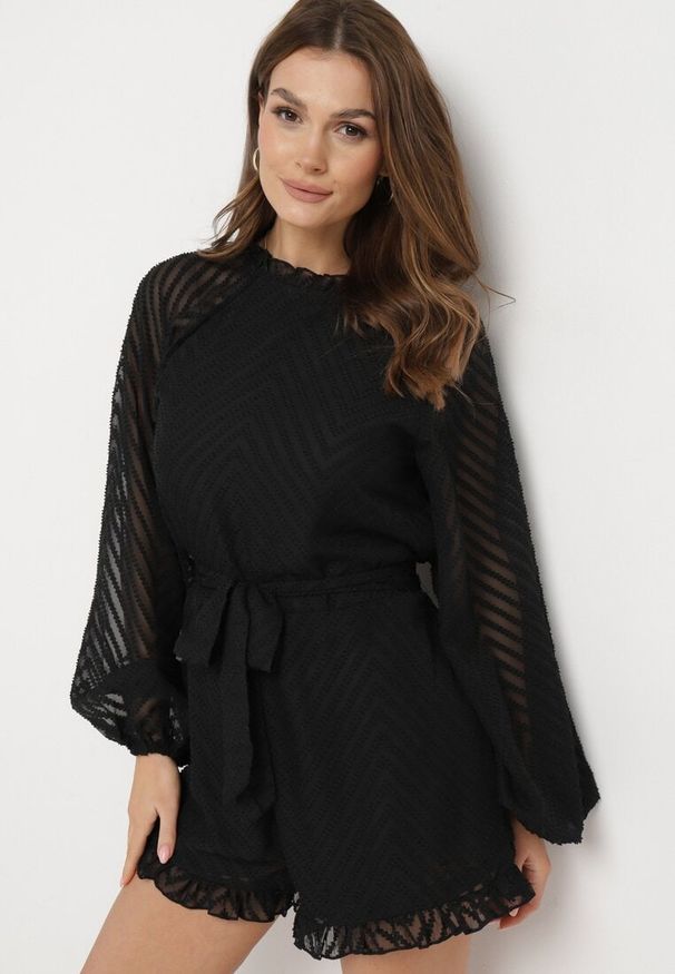 Born2be - Czarny Kombinezon z Tkaniny Plumeti z Bufiastymi Rękawami i Krótkimi Nogawkami Dolene. Okazja: na co dzień. Kolor: czarny. Materiał: tkanina. Długość: krótkie. Styl: casual, elegancki