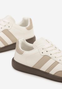 Born2be - Beżowo-Białe Płaskie Sneakersy Ozdobione Paskami Glaria. Nosek buta: okrągły. Zapięcie: pasek. Kolor: beżowy. Wzór: aplikacja. Obcas: na obcasie. Wysokość obcasa: niski #6