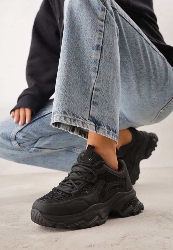 Renee - Czarne Sneakersy na Platformie Ozdobione Cyrkoniami i Koronką Antea. Okazja: na co dzień. Kolor: czarny. Materiał: koronka. Wzór: aplikacja, koronka. Obcas: na platformie